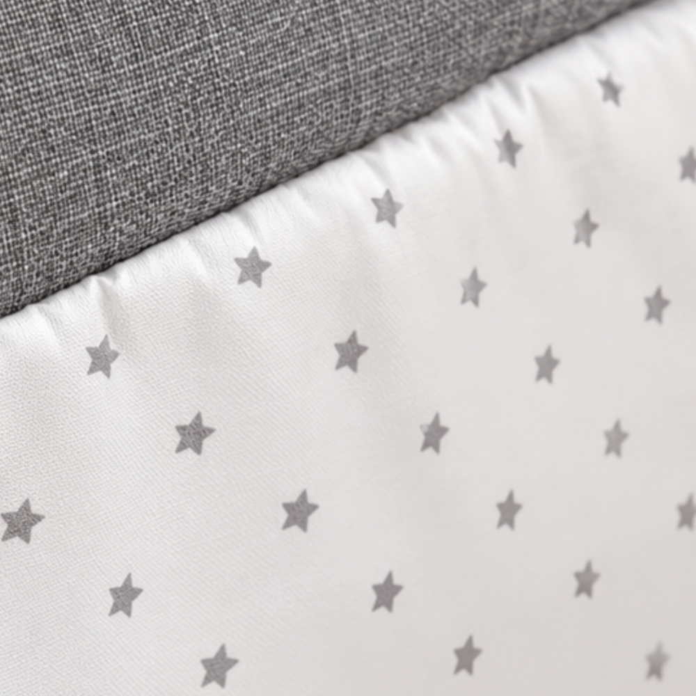 Gros plan sur la matière textile du berceau